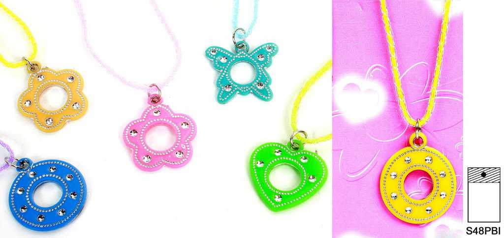 Collier avec pendentif de couleur