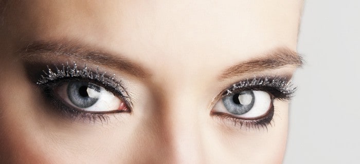 Maquillage, faux cils argent