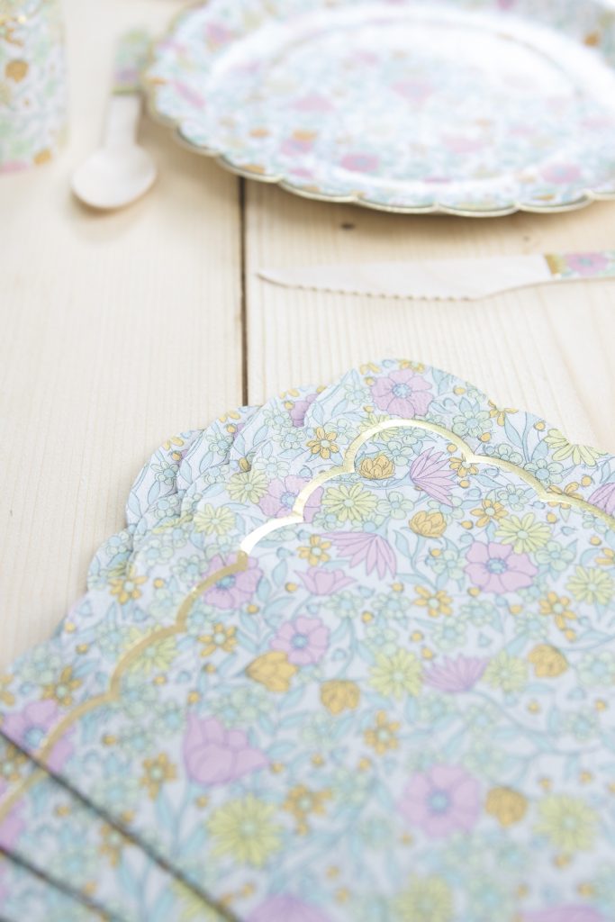 SERVIETTES THÈME LIBERTY (16 serviettes - 33 x 33 cm)