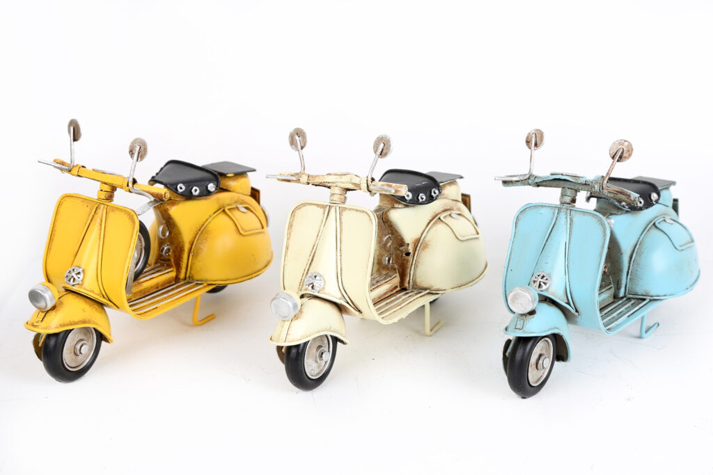 SCOOTER VINTAGE (Décoration en métal) Dimension 17 x 11 cm