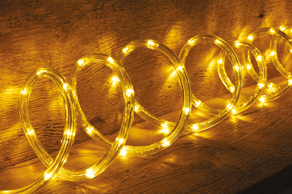 GUIRLANDE ÉLECTRIQUE (Blanc chaud - 8 fonctions) Tuyau 324 lampes - 18 mètres