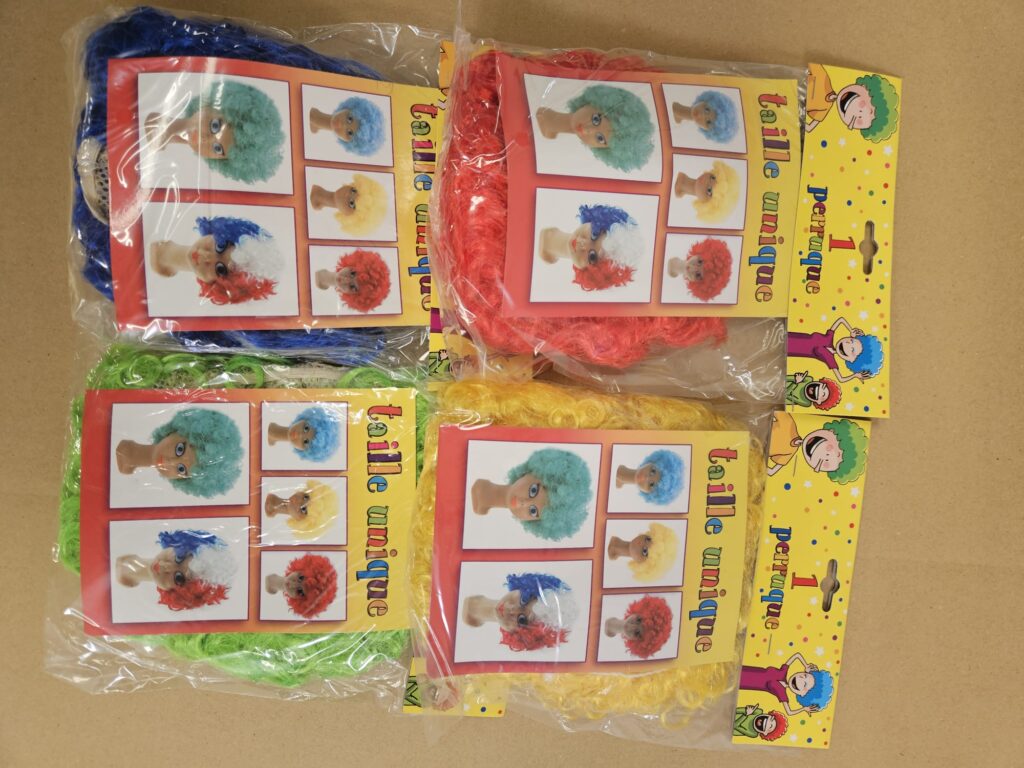 PERRUQUE DE POP (Perruque boucles 4 couleurs assortis)